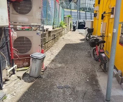通往機車停車場的小路