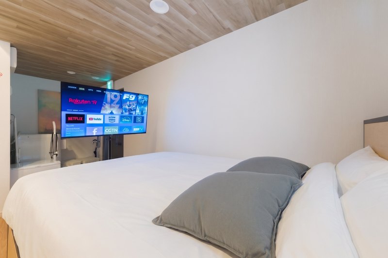 1R bed with side table and monitor