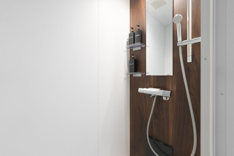 2R separate shower booth (the other room)
